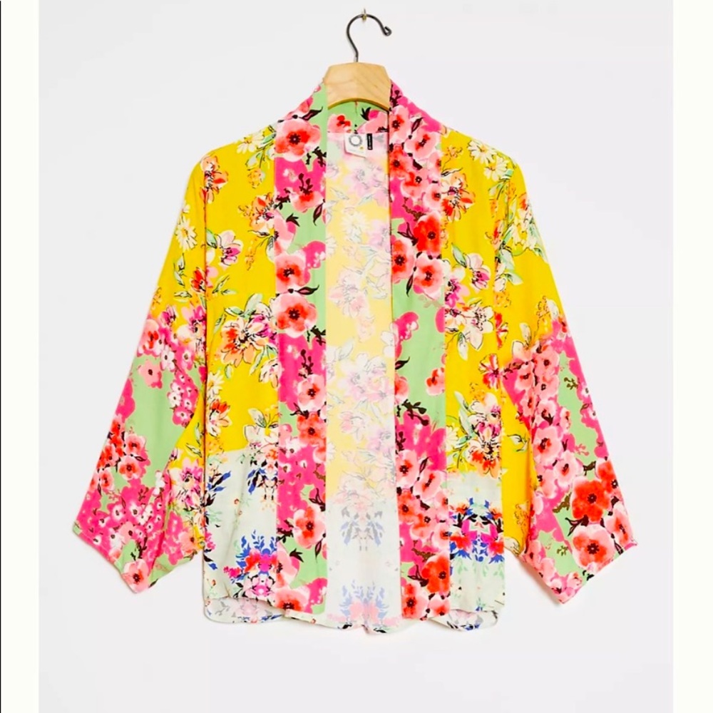 Gorgeous Anthropologie one size fits all kimono in a floral and yellow pattern.